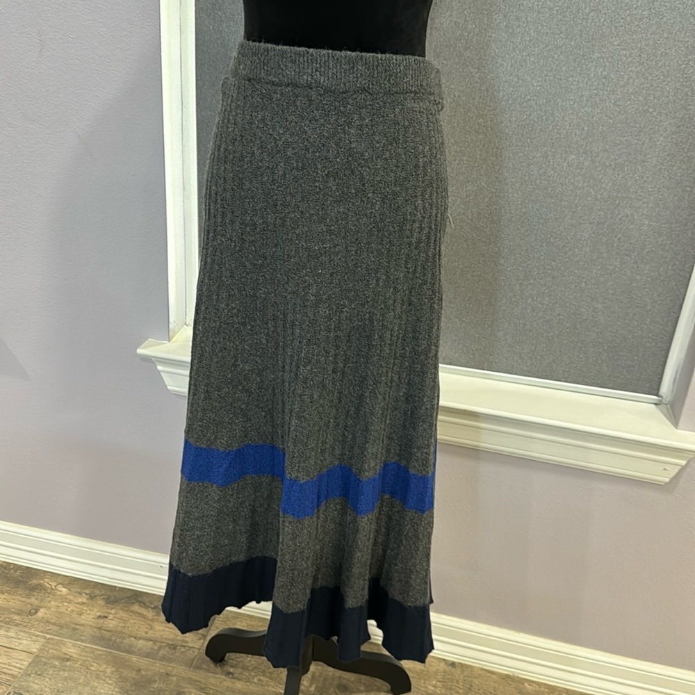Liz Claiborne Gray Knit Maxi Skirt with Blue and Navy Stripes